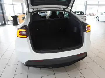 TESLA Model Y LONGRANGE DUAL-MOTOR NAVI KAMERA DAB AMD