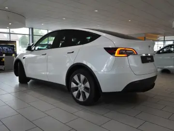 TESLA Model Y LONGRANGE DUAL-MOTOR NAVI KAMERA DAB AMD