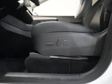 TESLA Model Y LONGRANGE DUAL-MOTOR NAVI KAMERA DAB AMD
