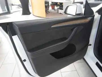 TESLA Model Y LONGRANGE DUAL-MOTOR NAVI KAMERA DAB AMD