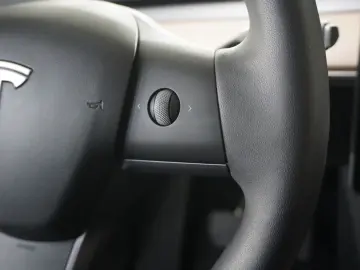 TESLA Model Y LONGRANGE DUAL-MOTOR NAVI KAMERA DAB AMD