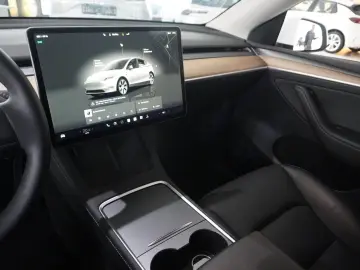 TESLA Model Y LONGRANGE DUAL-MOTOR NAVI KAMERA DAB AMD