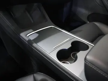 TESLA Model Y LONGRANGE DUAL-MOTOR NAVI KAMERA DAB AMD