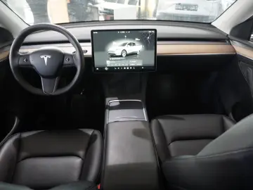 TESLA Model Y LONGRANGE DUAL-MOTOR NAVI KAMERA DAB AMD