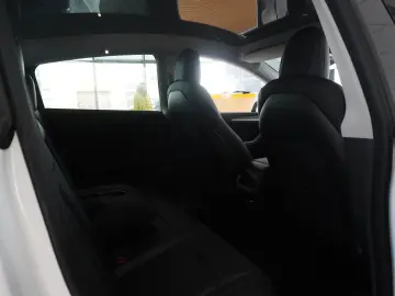 TESLA Model Y LONGRANGE DUAL-MOTOR NAVI KAMERA DAB AMD
