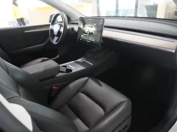 TESLA Model Y LONGRANGE DUAL-MOTOR NAVI KAMERA DAB AMD