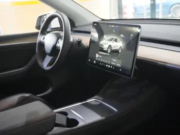 TESLA Model Y LONGRANGE DUAL-MOTOR NAVI KAMERA DAB AMD