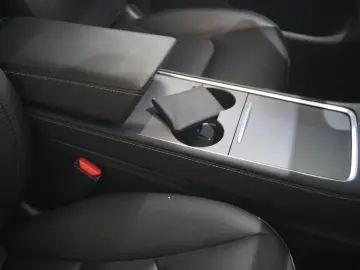 TESLA Model Y LONGRANGE DUAL-MOTOR NAVI KAMERA DAB AMD