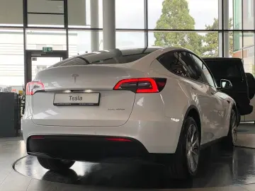 TESLA Model Y AWD Long Range Dual Motor Panorama LED