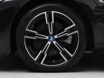 BMW 330e xDrive M-Sport AdaptiveLED H&K Sensatec HUD