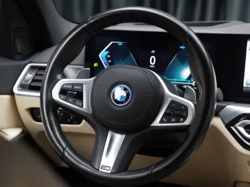 BMW 330e xDrive M-Sport AdaptiveLED H&K Sensatec HUD
