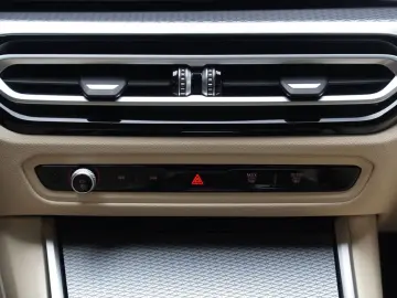 BMW 330e xDrive M-Sport AdaptiveLED H&K Sensatec HUD