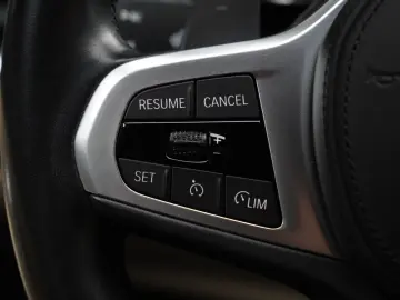 BMW 330e xDrive M-Sport AdaptiveLED H&K Sensatec HUD