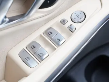 BMW 330e xDrive M-Sport AdaptiveLED H&K Sensatec HUD