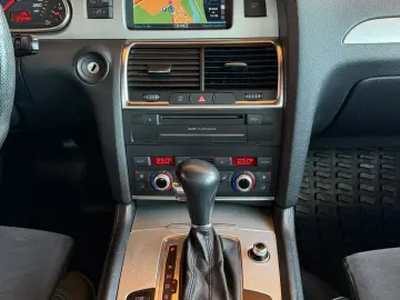 Audi Q7 3.0 TDI quattro 239 CP 7 Locuri Perne Alcantara Navi