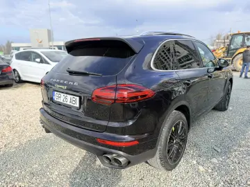 S  E-hybrid  plug-in