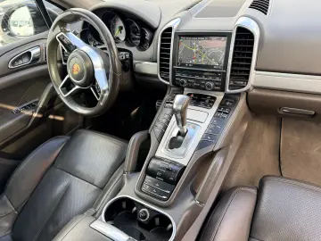 S  E-hybrid  plug-in