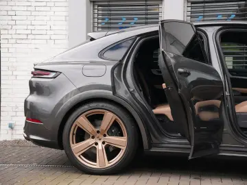 PORSCHE E-Hybrid Coupé