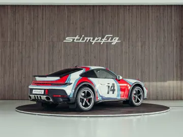 PORSCHE 992 Dakar  Martini Design  1. Hand  Burmester