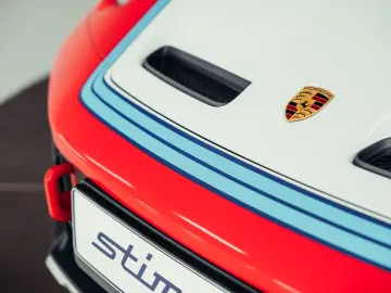 PORSCHE 992 Dakar  Martini Design  1. Hand  Burmester