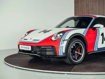 PORSCHE 992 Dakar  Martini Design  1. Hand  Burmester