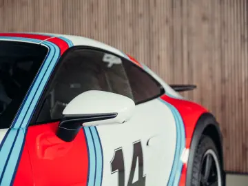 PORSCHE 992 Dakar  Martini Design  1. Hand  Burmester