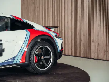 PORSCHE 992 Dakar  Martini Design  1. Hand  Burmester