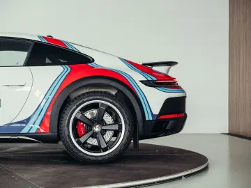 PORSCHE 992 Dakar  Martini Design  1. Hand  Burmester