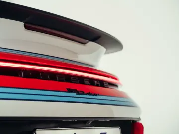 PORSCHE 992 Dakar  Martini Design  1. Hand  Burmester