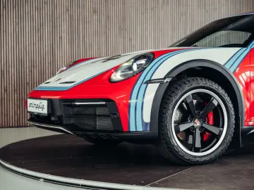 PORSCHE 992 Dakar  Martini Design  1. Hand  Burmester