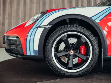 PORSCHE 992 Dakar  Martini Design  1. Hand  Burmester