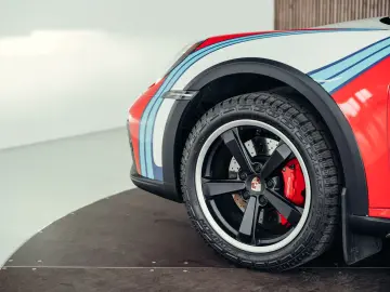PORSCHE 992 Dakar  Martini Design  1. Hand  Burmester
