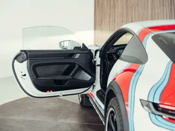 PORSCHE 992 Dakar  Martini Design  1. Hand  Burmester