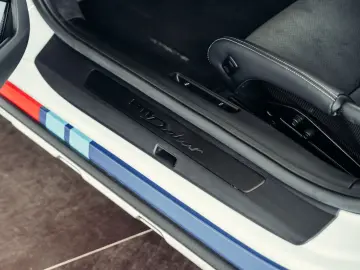 PORSCHE 992 Dakar  Martini Design  1. Hand  Burmester