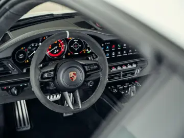 PORSCHE 992 Dakar  Martini Design  1. Hand  Burmester
