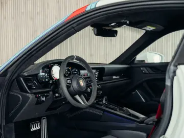 PORSCHE 992 Dakar  Martini Design  1. Hand  Burmester