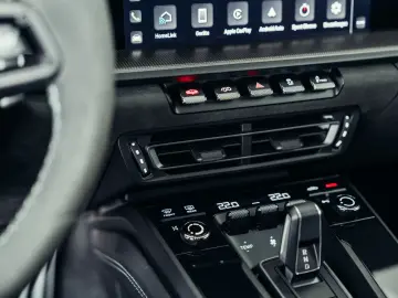 PORSCHE 992 Dakar  Martini Design  1. Hand  Burmester