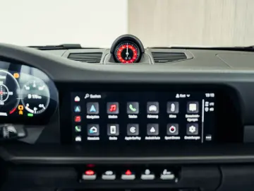 PORSCHE 992 Dakar  Martini Design  1. Hand  Burmester