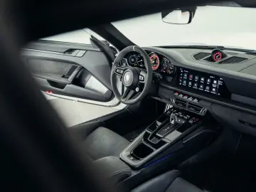 PORSCHE 992 Dakar  Martini Design  1. Hand  Burmester