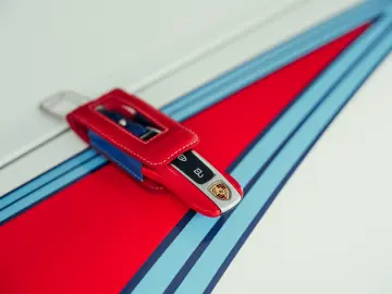 PORSCHE 992 Dakar  Martini Design  1. Hand  Burmester
