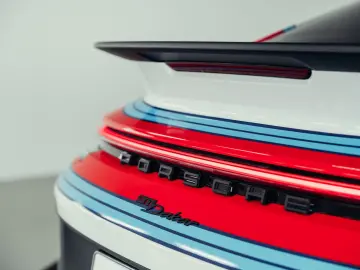 PORSCHE 992 Dakar  Martini Design  1. Hand  Burmester
