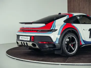 PORSCHE 992 Dakar  Martini Design  1. Hand  Burmester