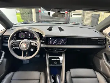 PORSCHE Macan 4 Panorama Luft CarPlay MatrixLED BOSE 22