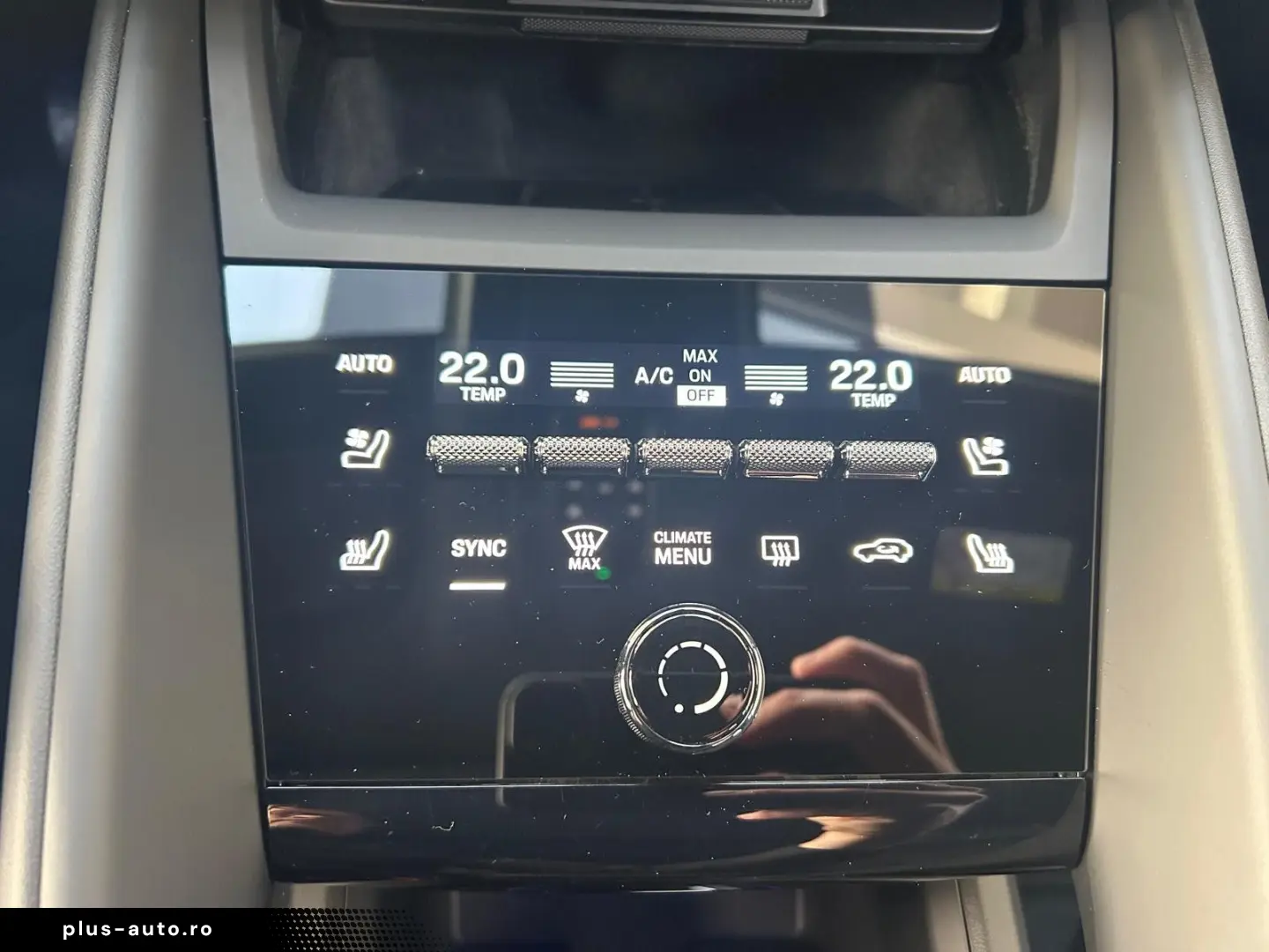 PORSCHE Macan 4 Panorama Luft CarPlay MatrixLED BOSE 22