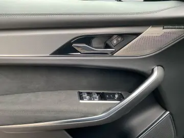 JAGUAR F-PACE P550 SVR AWD
