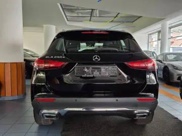 MERCEDES-BENZ GLA 250 e ACC AHK Business LED RFK Spur Standh