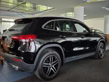 MERCEDES-BENZ GLA 250 e ACC AHK Business LED RFK Spur Standh