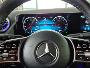 MERCEDES-BENZ GLA 250 e ACC AHK Business LED RFK Spur Standh