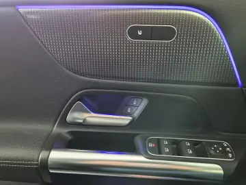 MERCEDES-BENZ GLA 250 e ACC AHK Business LED RFK Spur Standh