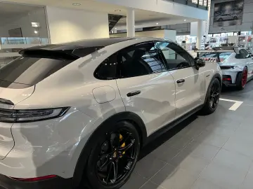 PORSCHE Cayenne Turbo E-Hybrid GT-Paket